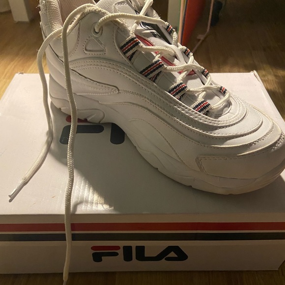 Fila Shoes // Womens 8.5 - Picture 5 of 5